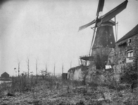 842615 Gezicht op de molen De Valk en de voorgelegen terreinstrook te Montfoort, bestemd voor de aanleg (omlegging) van ...